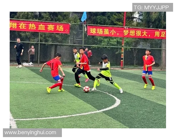 低重心足球明星的魅力与技巧解析如何在比赛中展现独特风采